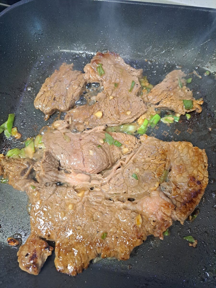 프라이팬에 기름을 두르고 소고기를 노릇하게 구워줍니다. 소고기를 살짝 굽는 정도로 준비합니다.