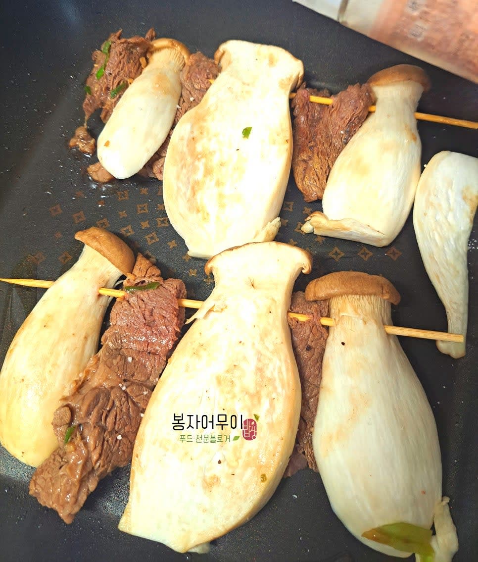 꼬치에 소고기와 새송이버섯을 번갈아 가며 꽂아줍니다.