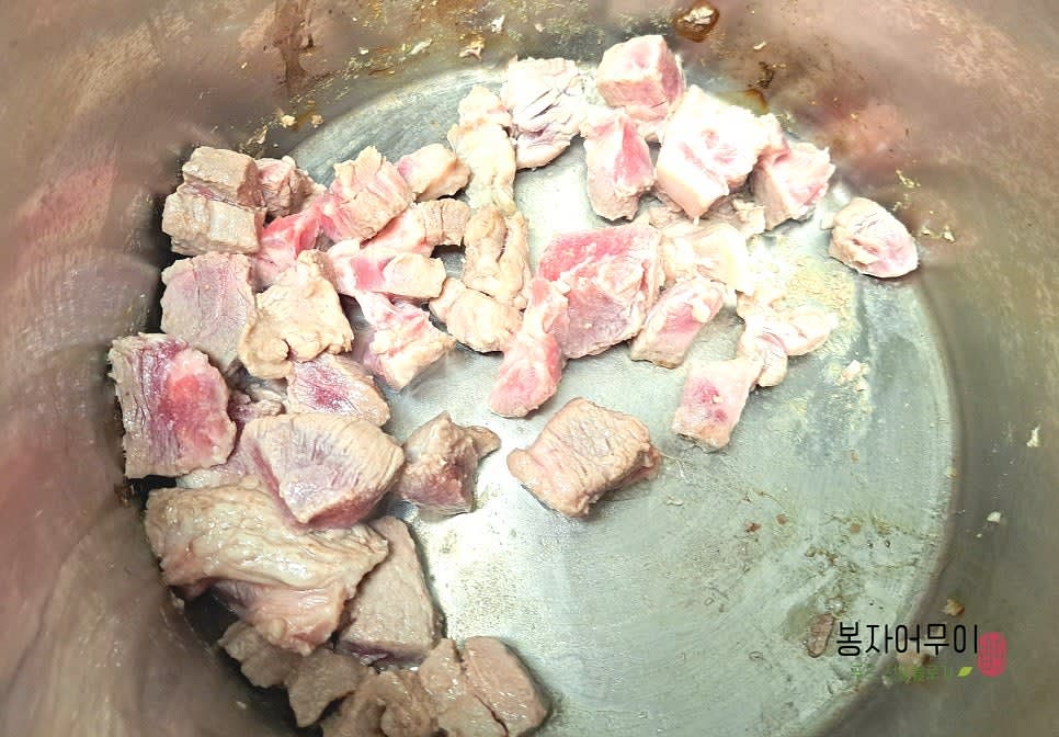 돼지고기 목살을 준비하여 기름을 살짝 두른 냄비에 볶아줍니다