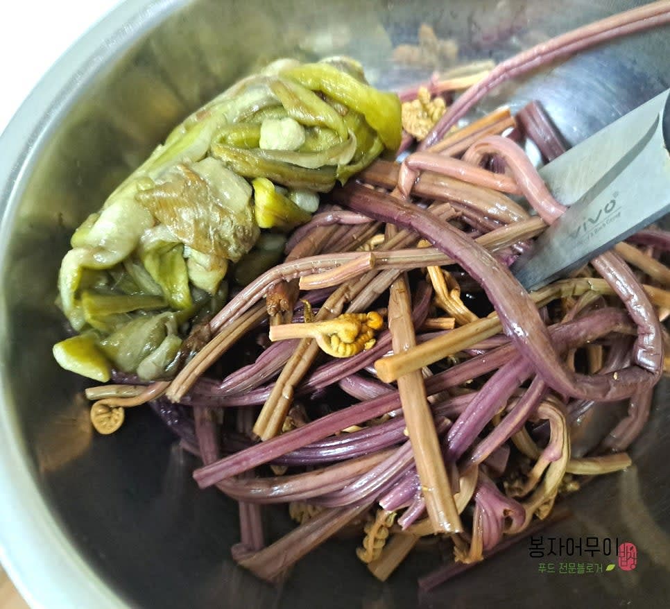 고기가 익는 동안 삶아둔 고사리와 토란을 먹기 좋은 크기로 잘라 준비합니다