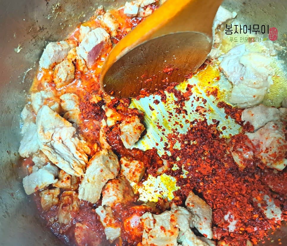 살짝 볶다가 고춧가루가 발갛게 익으면 아채들을 넣고 섞어줍니다