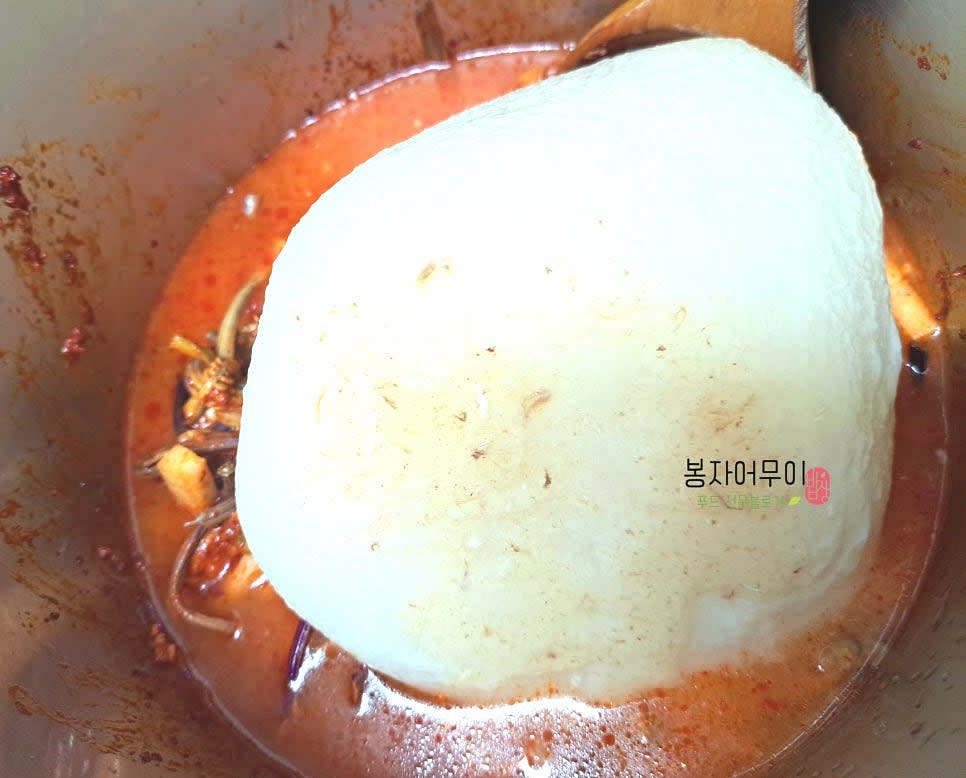 사골육수 1리터를 부어 끓입니다