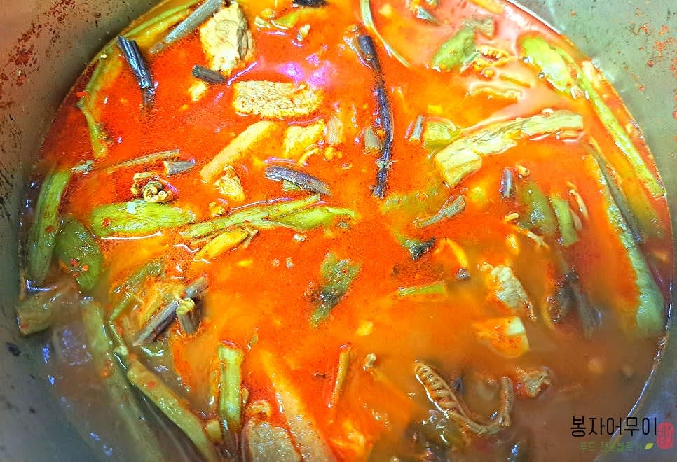 국물이 진하게 우러나면 간장과 참기름을 넣어 간을 맞춥니다