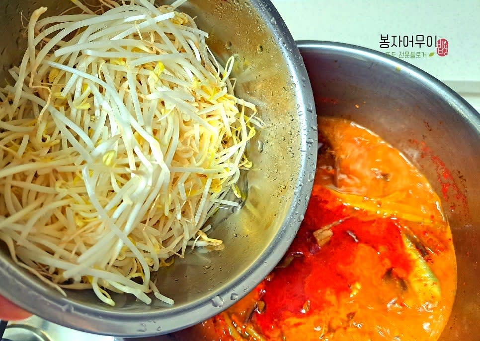 숙주는 먹기 직전에 넣어 살짝 익혀 완성합니다