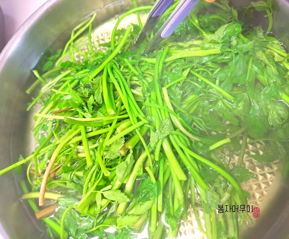 끓는 물에 소금 1스푼을 넣고 미나리를 10초 동안 데친 후 찬물에 헹궈 물기를 제거하세요.