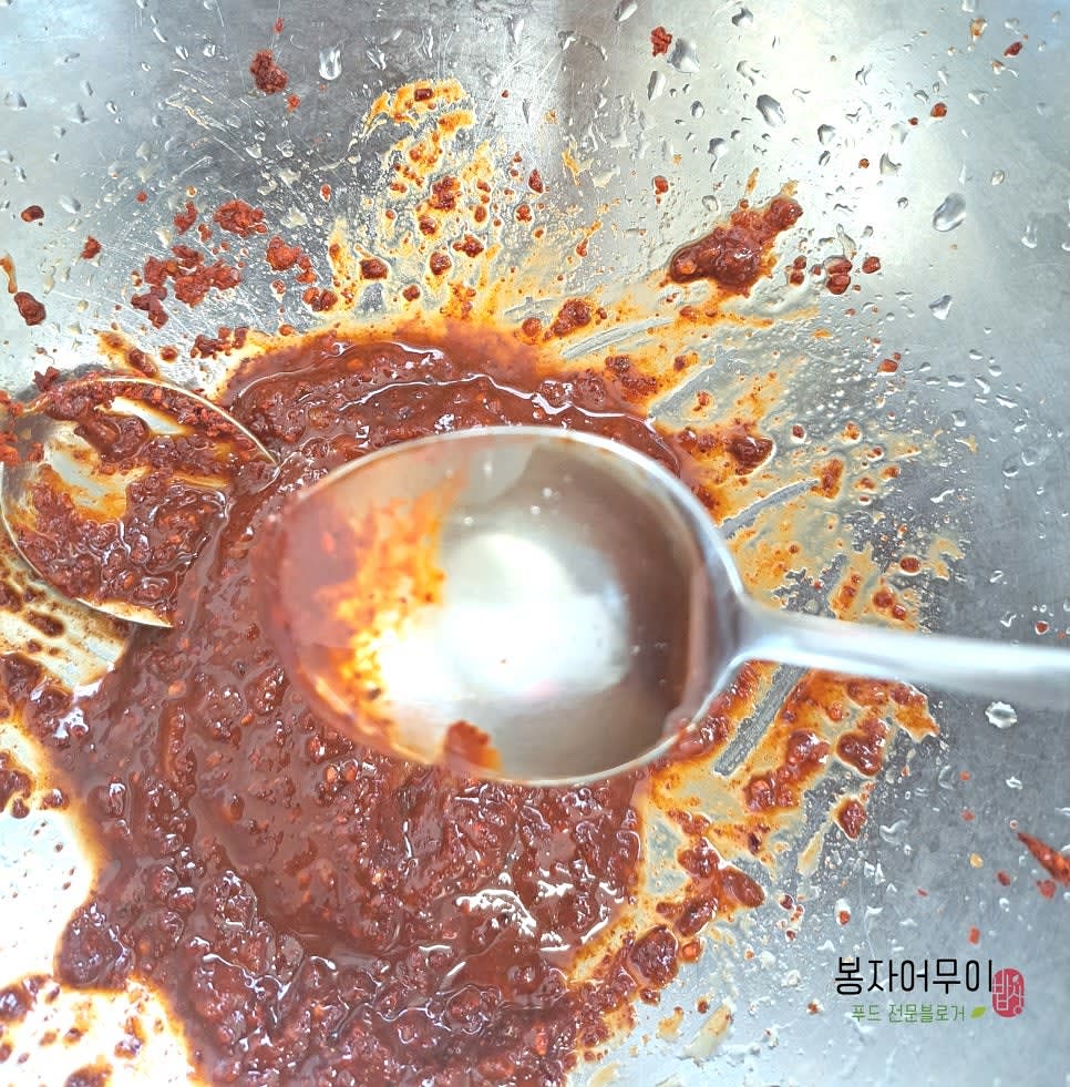 고춧가루, 고추장, 간장, 식초, 올리고당, 매실청, 참기름, 깨소금을 섞어 양념장을 만듭니다.