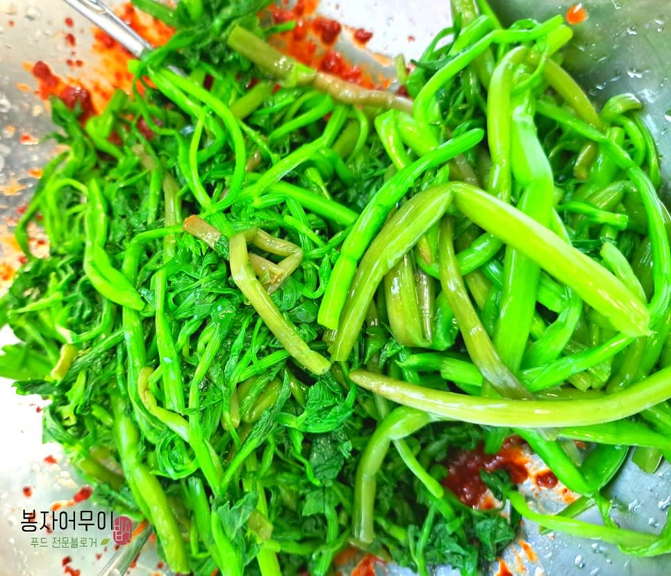 데친 미나리를 양념장에 넣고 골고루 무쳐줍니다.
