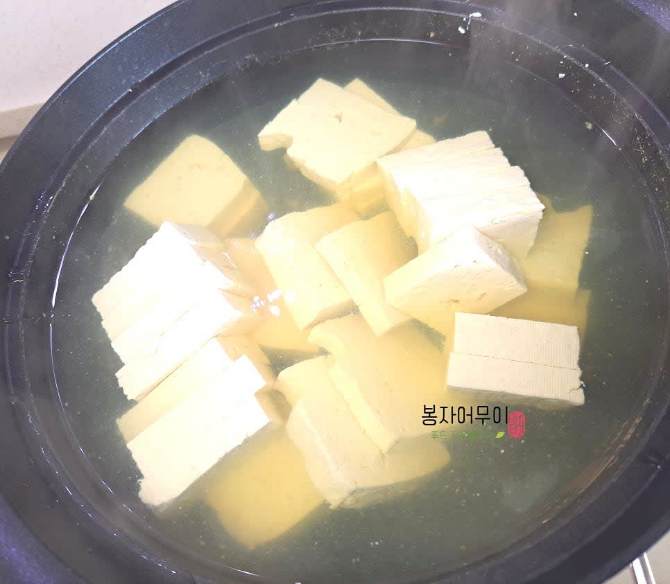 두부를 육수에 넣어 맛이 베이게 둡니다.