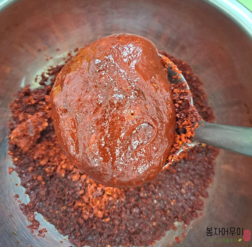 고춧가루, 고추장, 다진 마늘, 다진 생강, 참치 액젓, 후추, 간장, 설탕, 참기름, 미림을 섞어 양념장을 만듭니다.