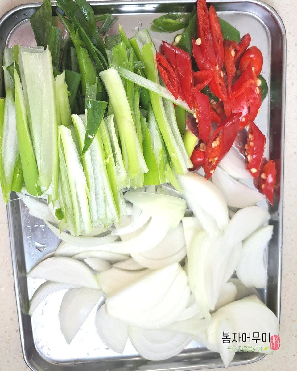 대파와 양파, 청양고추는 길게 썰고, 생강과 마늘은 다져줍니다.