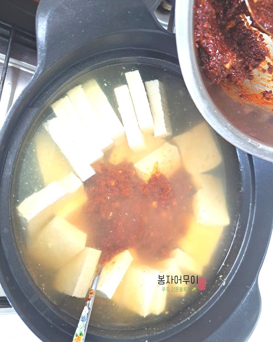 30분 정도 숙성한 양념장과 다진 마늘, 생강을 국물에 넣고 두부를 끓여줍니다.