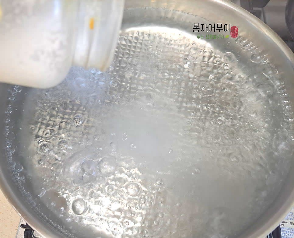 끓는 물에 소금 1스푼을 넣고 세척한 방풍나물을 데칩니다.