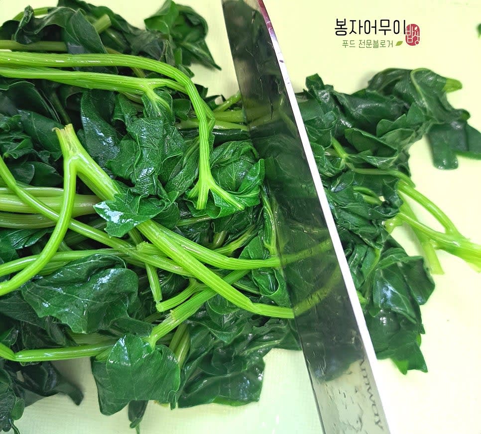 방풍나물의 물기가 빠진 후 먹기 좋은 크기로 자릅니다.