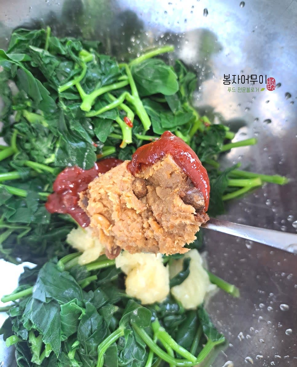 된장, 고추장, 마늘을 섞어 양념을 준비합니다. 양념에 방풍나물을 버무리며 고루 섞어줍니다.