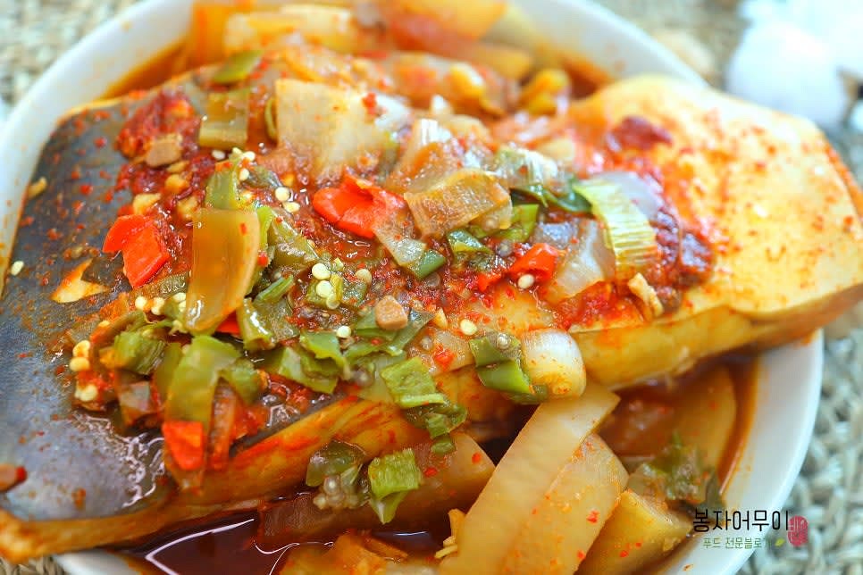 완성된 생선 조림을 접시에 담아줍니다.