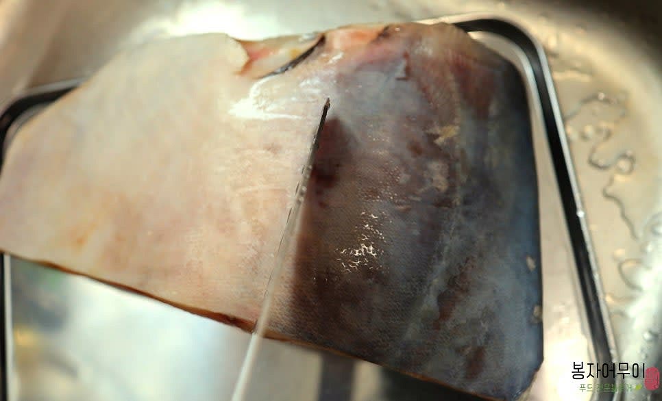 생선을 깨끗하게 손질합니다. 비린내가 심할 경우 맛술을 뿌려둡니다.