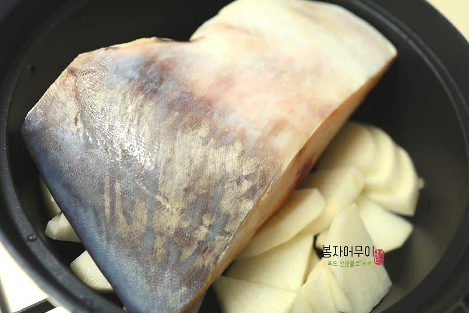 무를 깔고 손질한 병어를 올려줍니다.