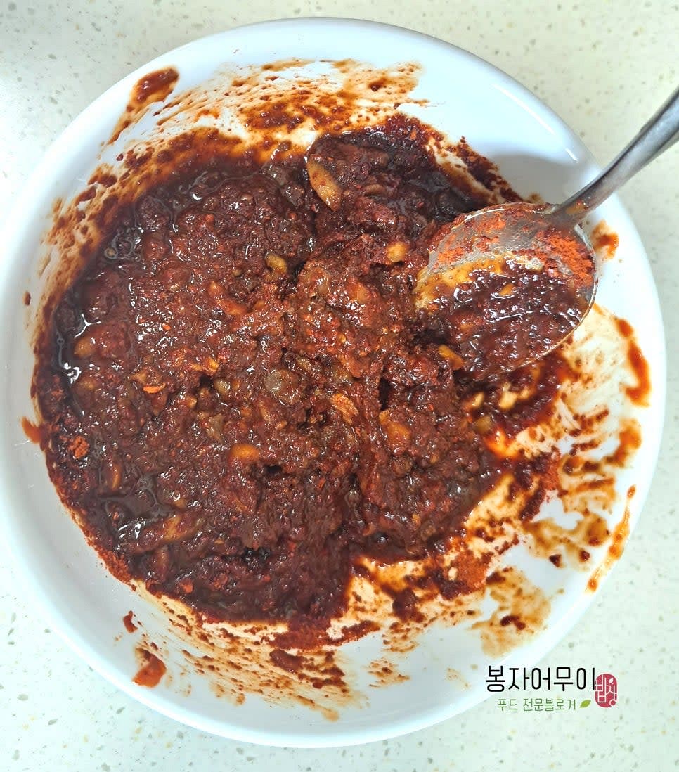 간장, 참치 액젓, 고춧가루, 고추장, 된장을 섞어 양념장을 만듭니다. 맛술은 앞에서 뿌리지 않았다면 이번에 생선에 직접 뿌려주세요.