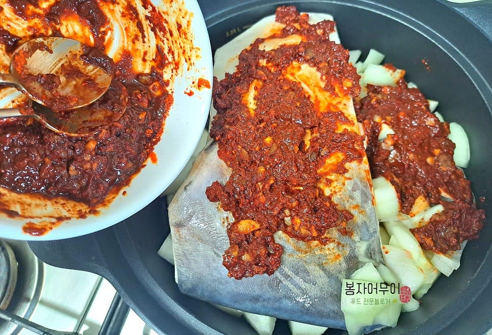 양파와 마늘 생강을 먼저 넣고 양념장을 2/3만 넣어줍니다. 물 800ml를 넣고 끓여주세요.