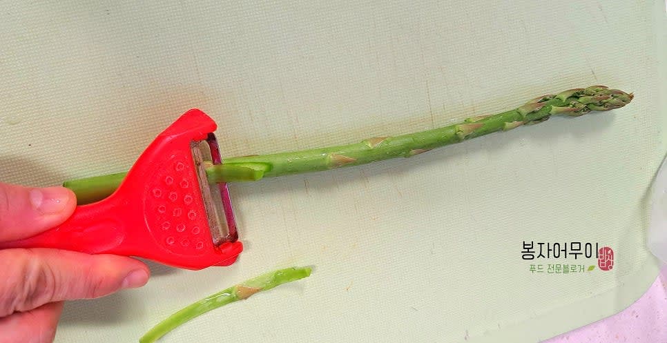 아스파라거스를 깨끗이 세척하고 끝부분까지 먹을 수 있도록 손질합니다.