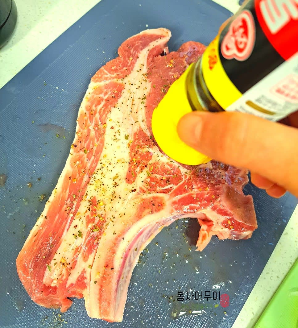 돈마호크 고기의 물기를 키친타올로 제거한 뒤 올리브 오일을 골고루 바르고 허브솔트, 파슬리, 후추를 앞뒤로 골고루 뿌려줍니다.