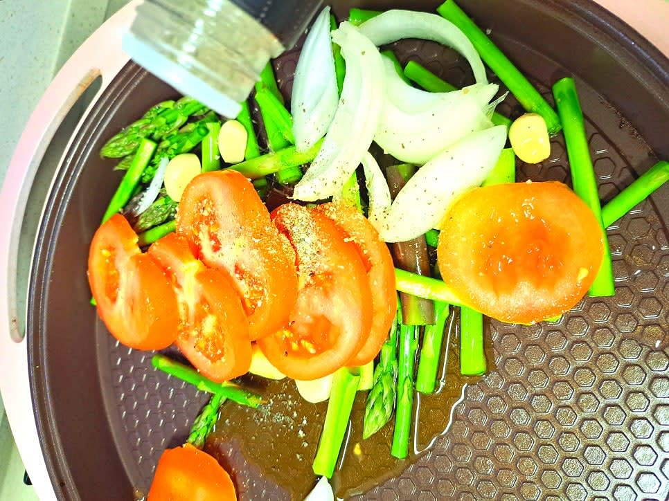 야채를 올리브 오일을 두르고 허브솔트를 뿌려서 살짝만 볶아주세요.