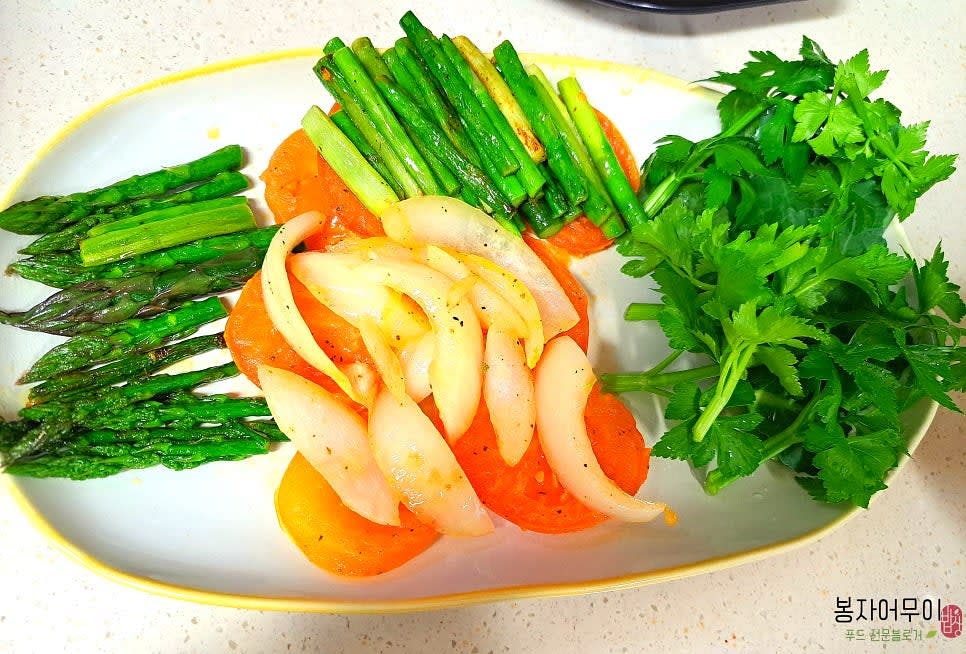 볶은 야채를 그릇에 담아주세요.