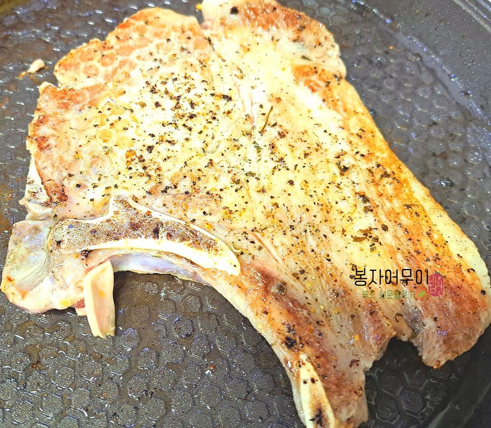 돈마호크를 앞뒤로 잘 구워주고 먹기 좋게 잘라서 그릇에 야채와 골고루 담아줍니다.