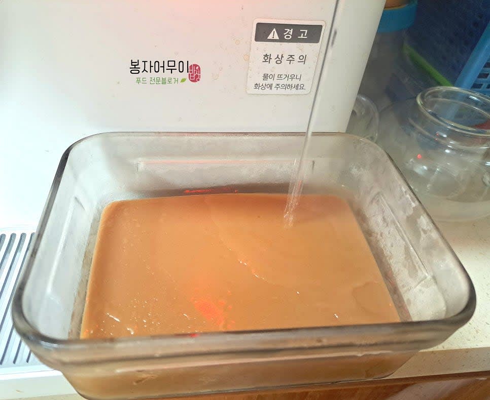 냉장 보관된 도토리묵에 온수를 부어 10분간 담가 말랑해지도록 합니다.