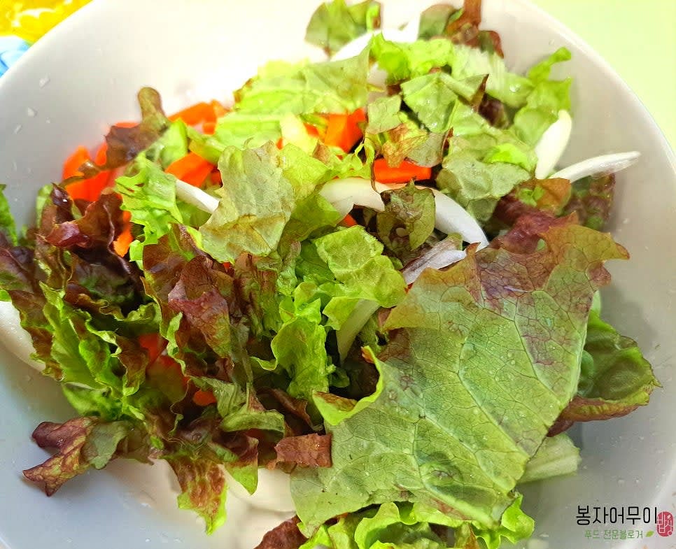 야채를 깨끗이 세척하고 물기를 제거한 후 먹기 좋은 크기로 자릅니다.