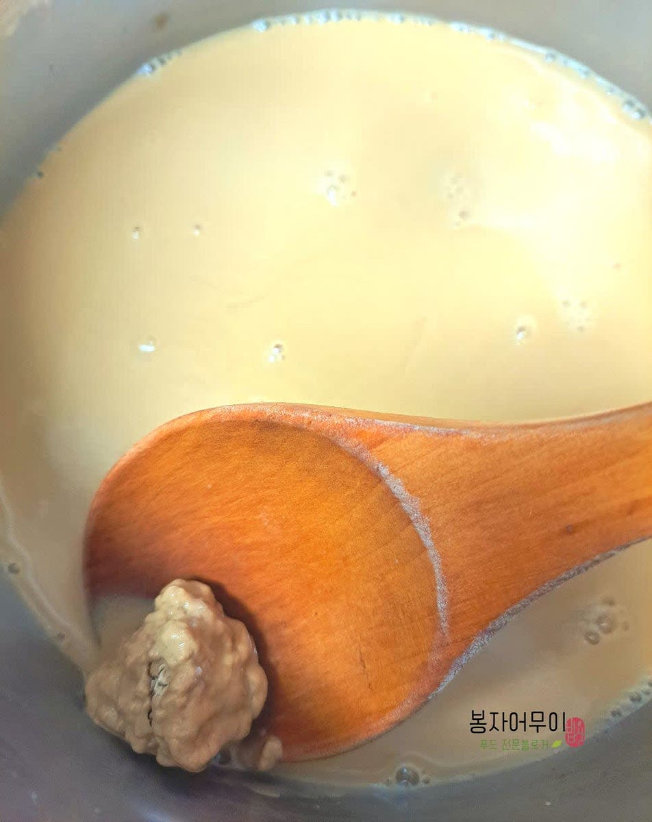 도토리 가루 1컵과 물 1컵을 섞어 뭉침 없이 잘 섞어줍니다.