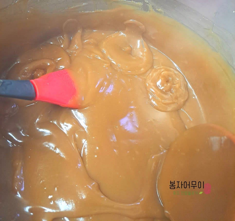 약불로 줄이고 뭉침 없이 부드러운 상태가 될 때까지 계속 저어줍니다.