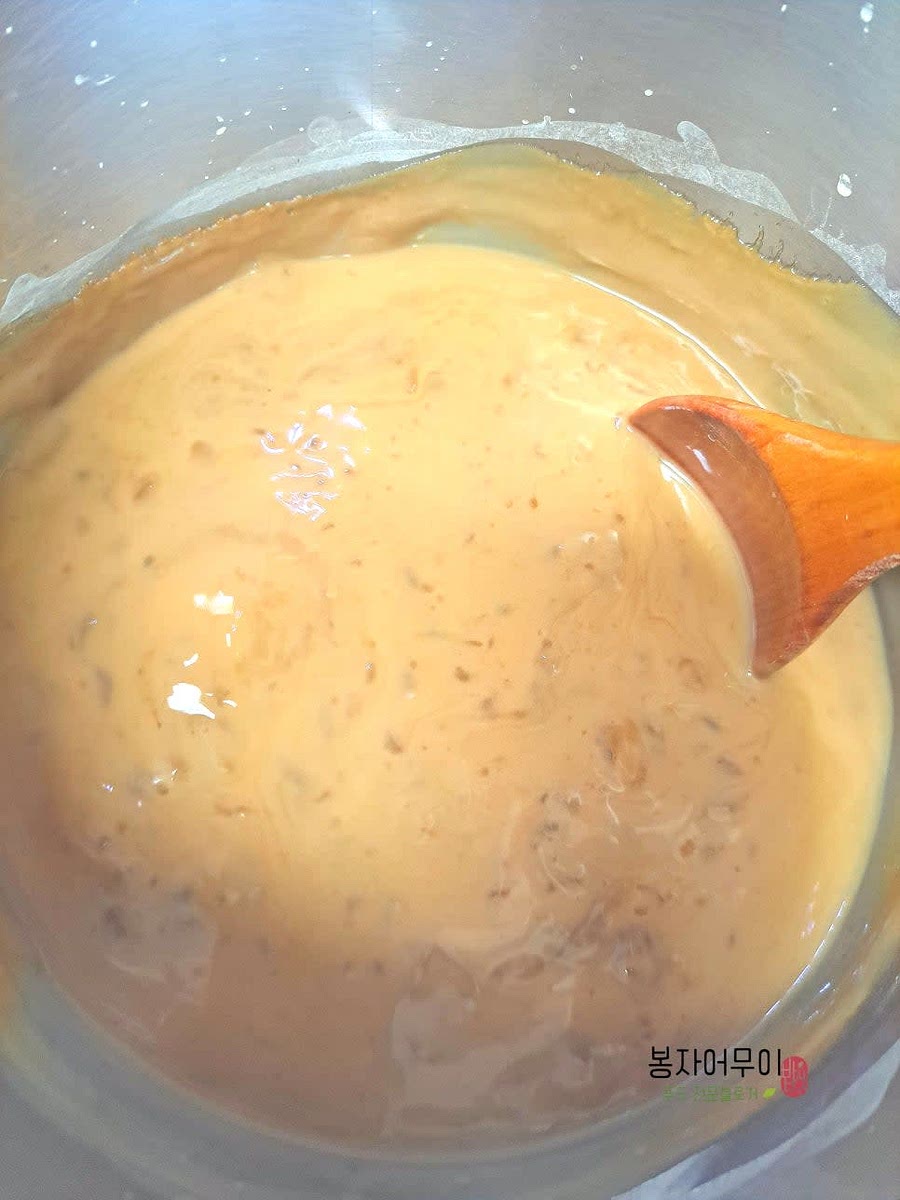 냄비에 물 5컵을 넣고 끓입니다.