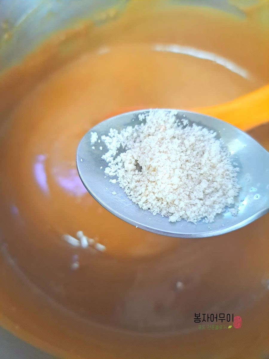 소금 반 스푼과 참기름 1스푼을 넣고 잘 섞어 간을 맞춥니다.