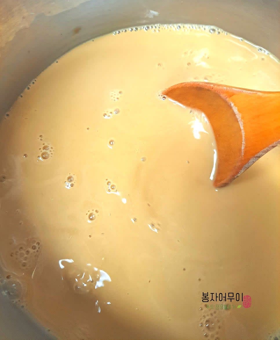 도토리 가루 혼합물을 끓는 물에 천천히 부으면서 중불에서 계속 저어줍니다.