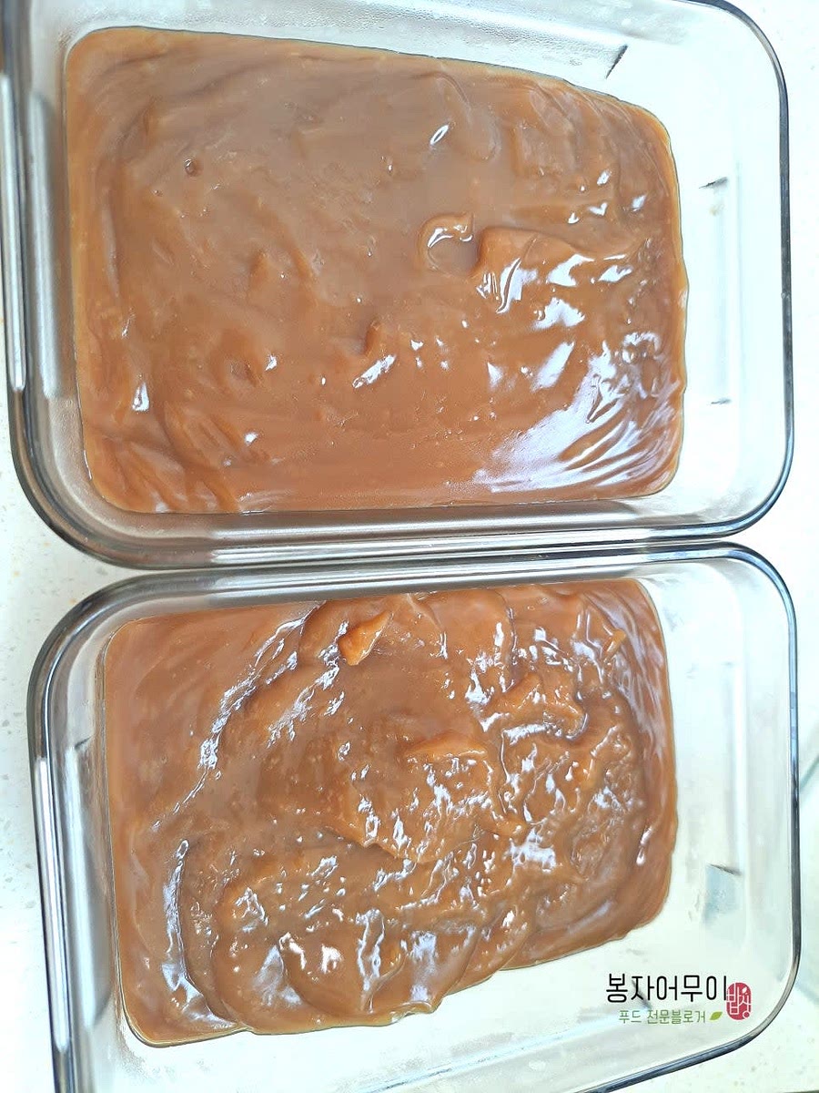 완성된 도토리묵을 유리병이나 스테인리스 용기에 담아 시원한 곳에서 식힙니다. (냉장고 제외)