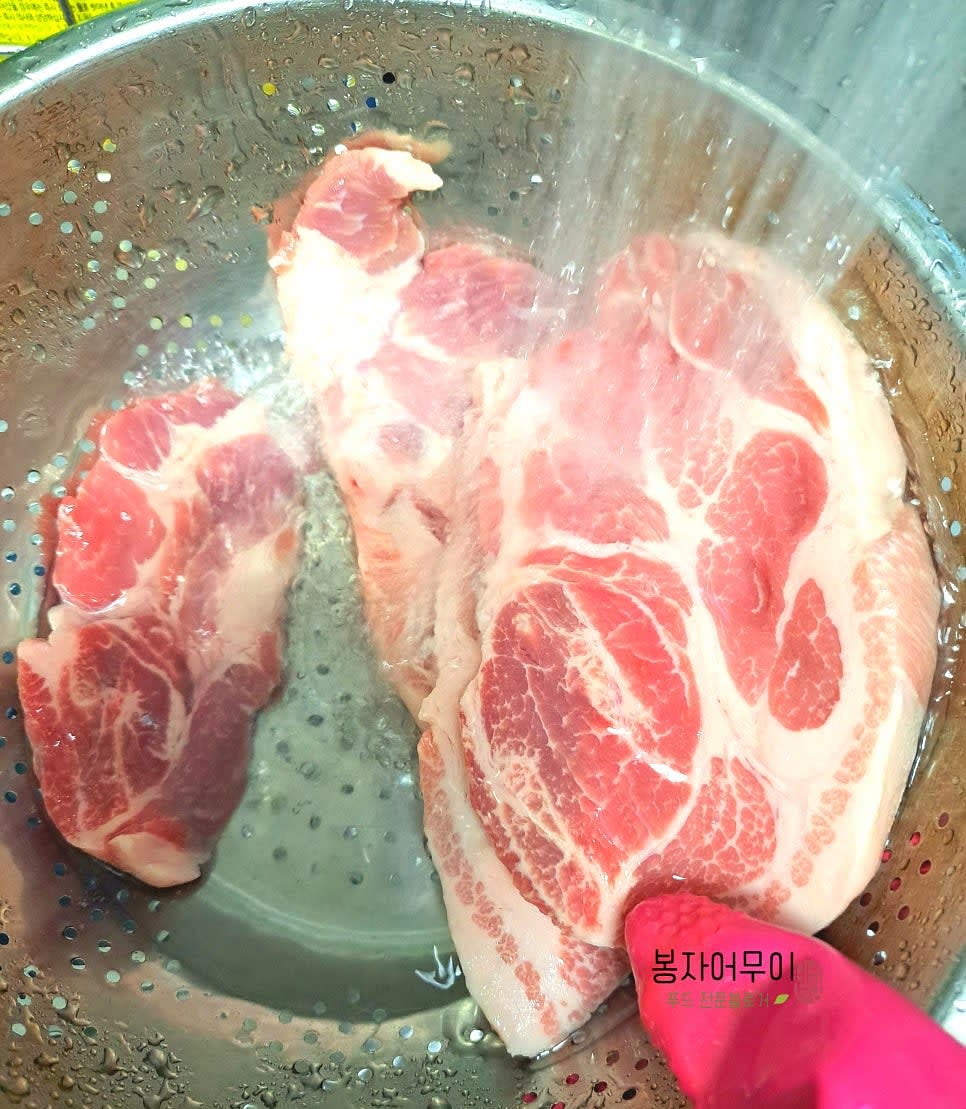 고기를 키친타월이나 물로 닦고 물기를 빼줍니다.