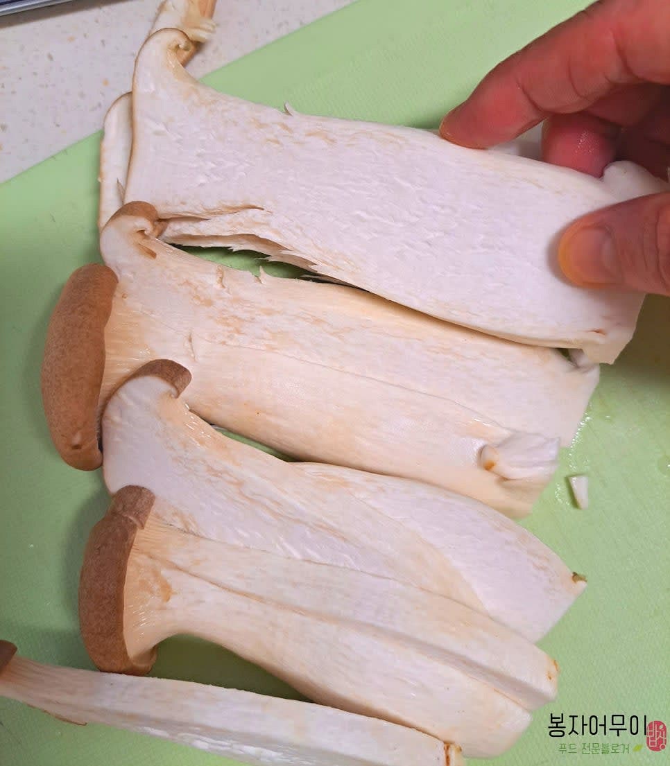 새송이 버섯을 적당한 크기로 자르고 마늘과 생강을 준비합니다.