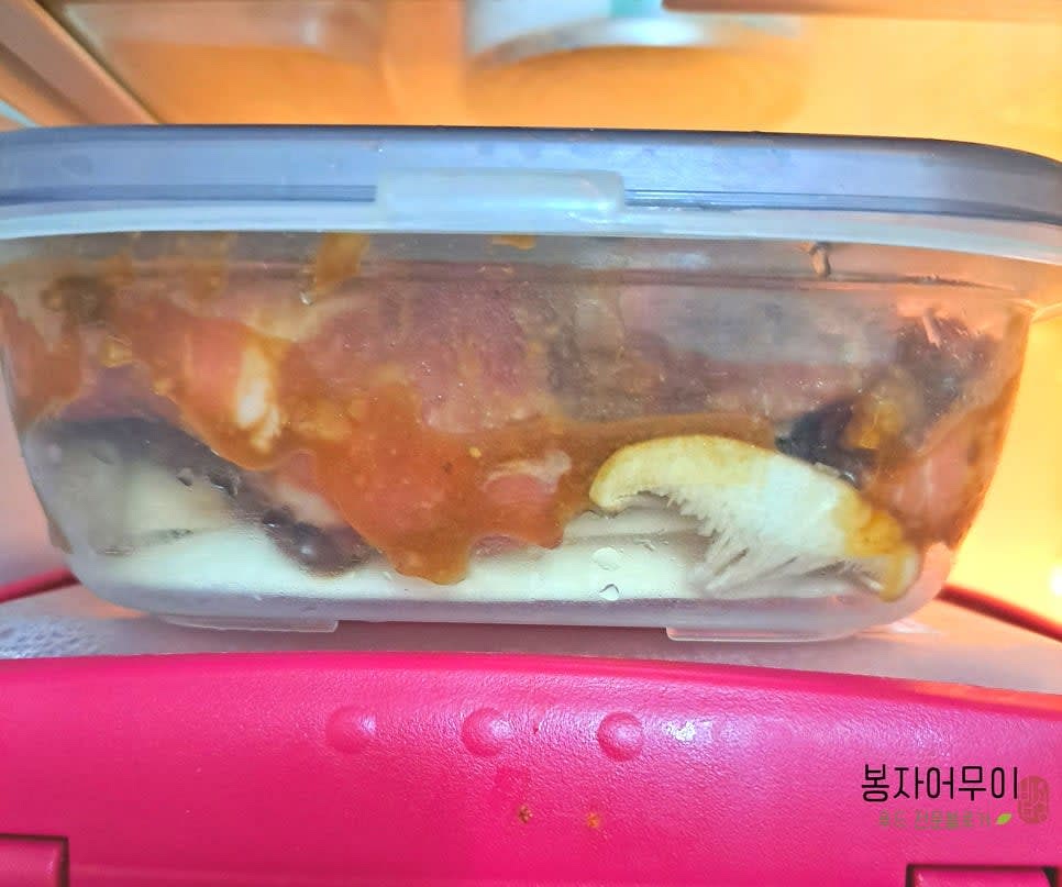 통에 새송이 버섯을 먼저 깔고 양념한 고기를 올린 후 후추를 뿌려서 담아 냉장고에서 30분 이상 숙성시킵니다.