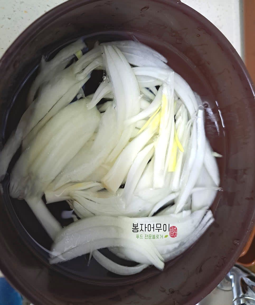 야채로 깻잎, 상추, 양파를 준비합니다. 양파는 10분 정도 물에 담갔다가 사용합니다.