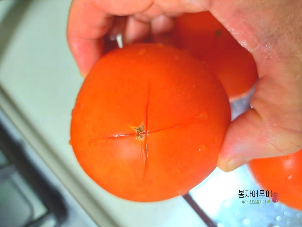 토마토를 깨끗이 세척하고 꼭지를 딴 후 윗부분에 십자로 얕게 칼집을 내줍니다.