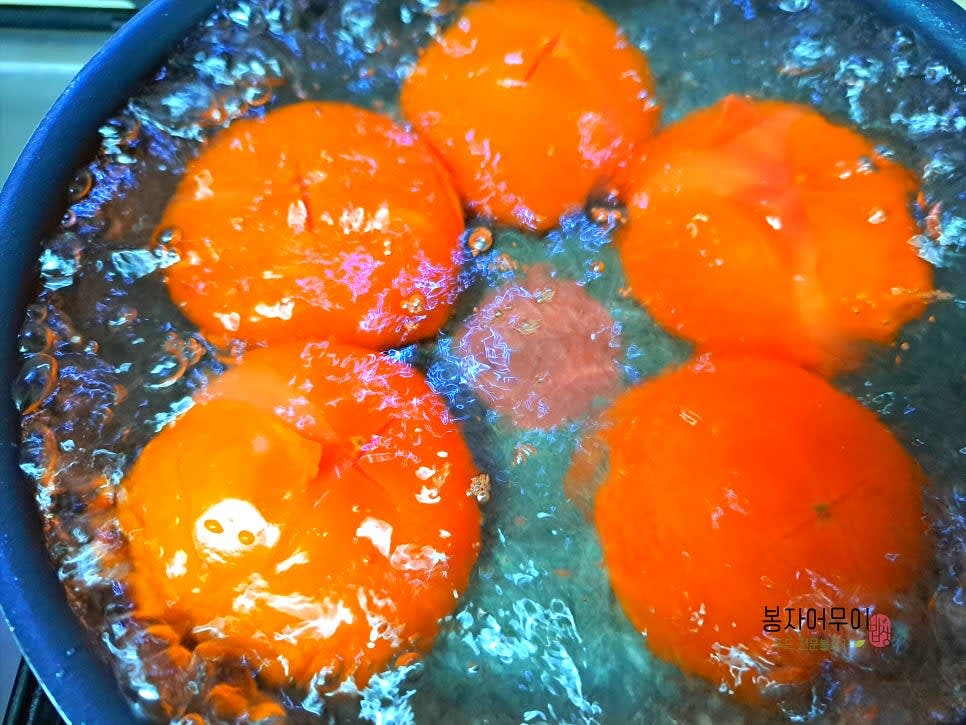 냄비에 물을 팔팔 끓이고 토마토를 데칩니다. 토마토를 삶는 시간은 토마토 상태에 따라서 달라요. 무른 토마토는 금방 껍질이 벗겨질 거예요.