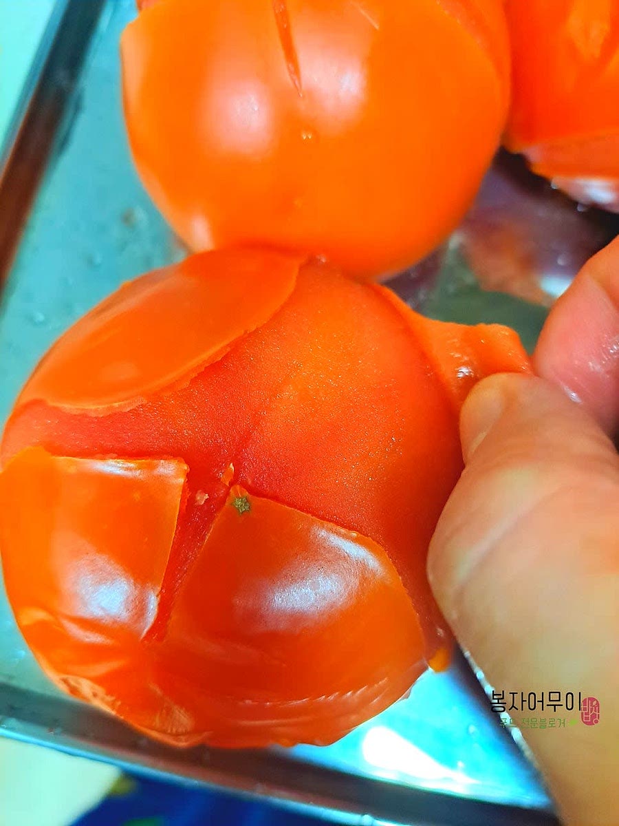 삶아서 익은 토마토는 껍질이 벗겨지면 건져줍니다.