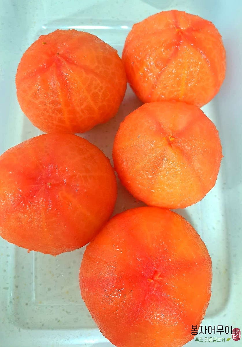 건진 토마토가 한 김 식으면 껍질을 마저 벗겨줍니다.