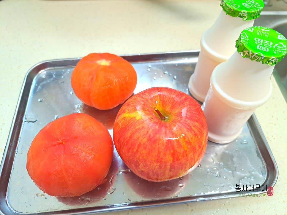 다음 날 아침 요플레와 사과와 데친 토마토를 준비합니다.