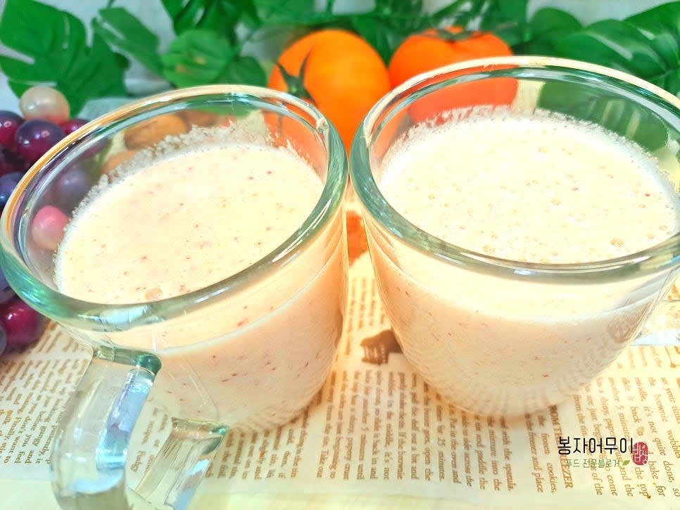 믹서기에 넣고 스무디 기능으로 부드럽게 갈아줍니다. (사과는 껍질째로 넣었습니다.)