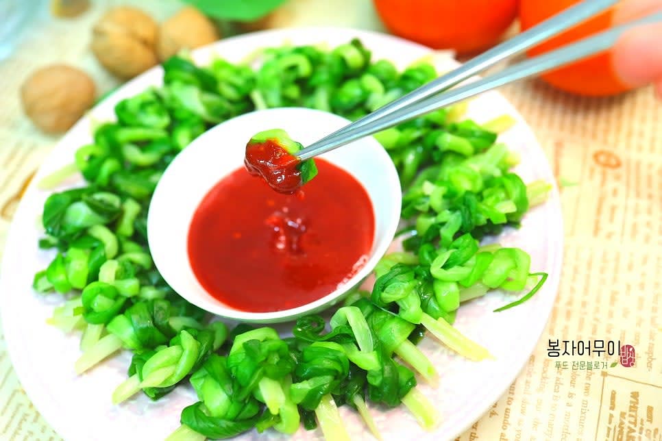 모두 말아진 쪽파를 그릇에 담고 가운데 시판 초장을 올립니다.