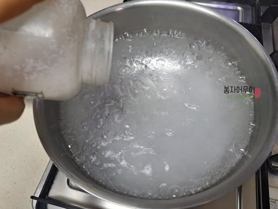 물을 끓이고 물이 끓을 때 소금 1스푼을 넣습니다.
