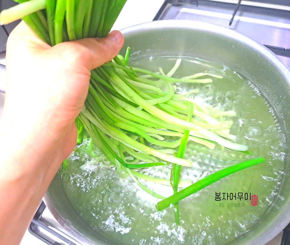 쪽파의 흰 부분을 먼저 데치고 10초 후 잎도 넣어 데칩니다. 총 10초 내로 건져냅니다.