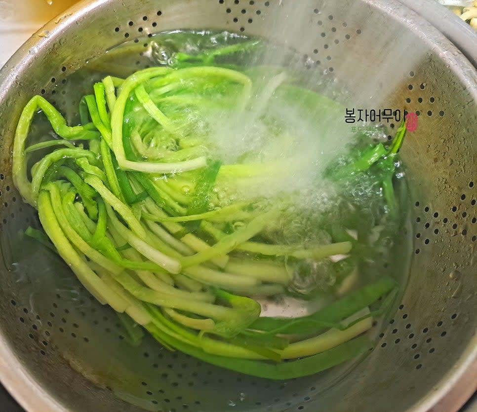 데친 쪽파를 찬물에 헹궈 물기를 제거합니다.
